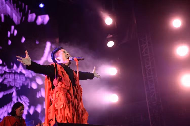 Con gai My Linh tai xuat an tuong khi ve nuoc hat-Hinh-14