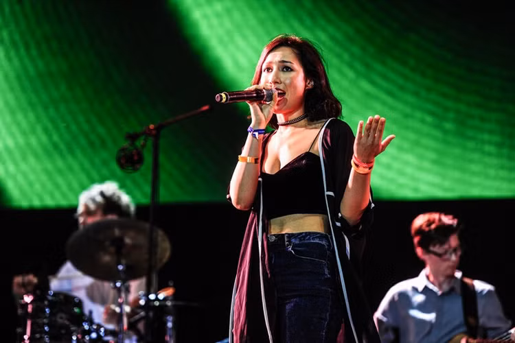 Con gai My Linh tai xuat an tuong khi ve nuoc hat