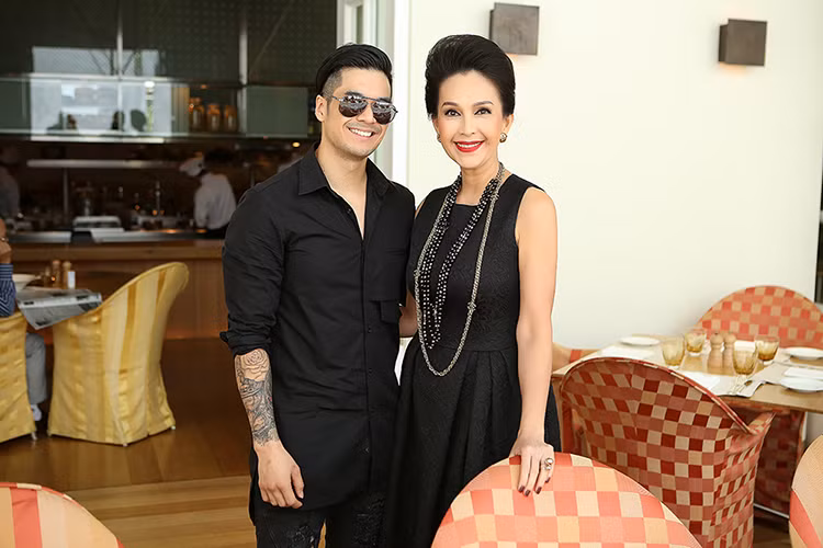 Nữ diễn viên diện đầm đen nằm trong bộ sưu tập sắp ra mắt mang tên gọi “Huyền thoại những chiếc đầm đen” của NTK Đỗ Mạnh Cường. 