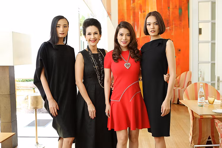 “Nữ hoàng ảnh lịch” Diễm My (thứ hai bên trái) cũng dành thời gian đến chúc mừng Thiên Nguyễn. 