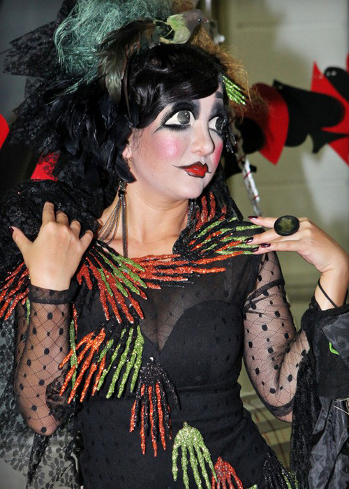 Danh hài Thúy Nga cũng khiến người hâm mộ khó có thể nhận ra vì gương mặt được hóa trang kì dị. (Ảnh: Lao động)