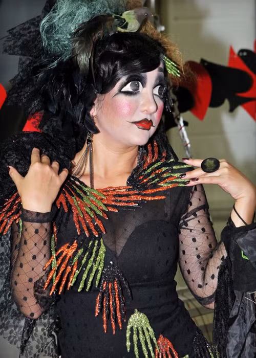 Danh hài Thúy Nga cũng khiến người hâm mộ khó có thể nhận ra vì gương mặt được hóa trang kì dị. (Ảnh: Lao động)