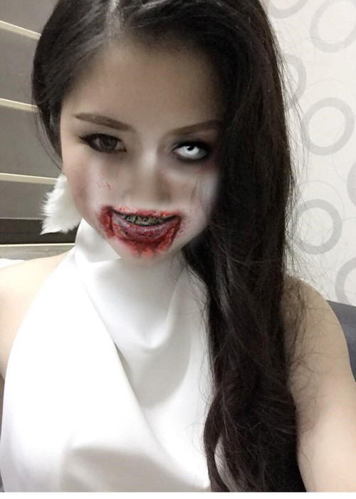 Hòa chung không khí của Halloween, ca sĩ Hương Tràm hóa trang thành "quỷ" hút máu người. (Ảnh: Facebook nhân vật)