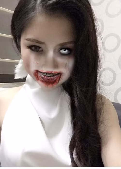 Hòa chung không khí của Halloween, ca sĩ Hương Tràm hóa trang thành "quỷ" hút máu người. (Ảnh: Facebook nhân vật)