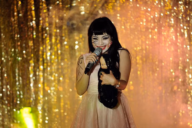 Ca sĩ Ngọc Khuê ôm búp bê và trang điểm khá đáng sợ trong tiệc mừng Halloween. (Ảnh: Zing)