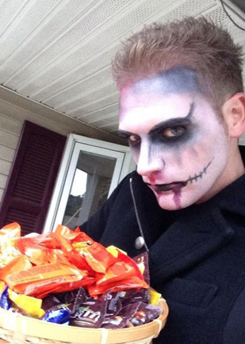 Lựa chọn tạo hình Joker, ca sĩ Kyo York khiến các em nhỏ không dám lại gần để xin kẹo. (Ảnh: Facebook nhân vật)