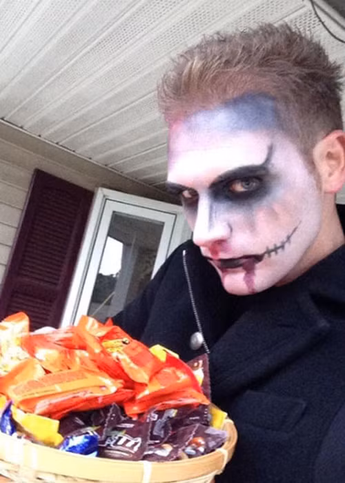 Lựa chọn tạo hình Joker, ca sĩ Kyo York khiến các em nhỏ không dám lại gần để xin kẹo. (Ảnh: Facebook nhân vật)