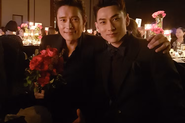 Mới đây, trên trang cá nhân, nam ca sĩ Isaac (phải) khiến fans thích thú khi đăng tải hình ảnh ngồi bên cạnh tài tử Lee Byung Hun trong lễ trao giải Asia Stars Awards - một sự kiện thuộc khuôn khổ Busan International Film Festival (Liên hoan phim Quốc tế Busan). (Ảnh: FBNV)