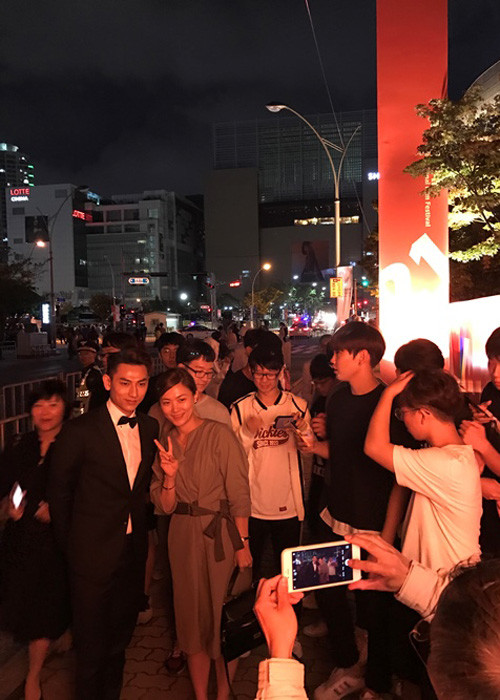 Trước đó, vào chiều ngày 6/10, nam diễn viên phim “Tấm Cám: Chuyện chưa kể” tham gia lễ khai mạc Liên hoan phim Quốc tế Busan. (Ảnh: Dân Việt)