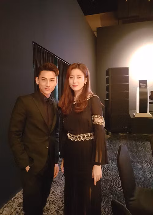 Trên trang cá nhân, Isaac viết: “Cứ tưởng chỉ được mời đến dự thôi ai ngờ được xướng tên lên nhận giải cùng với các ngôi sao Hàn Quốc khác! Thật sự là đến giờ vẫn không hiểu là tại sao và mình đã làm gì để được giải thưởng này vậy”. (Ảnh: Người lao động)