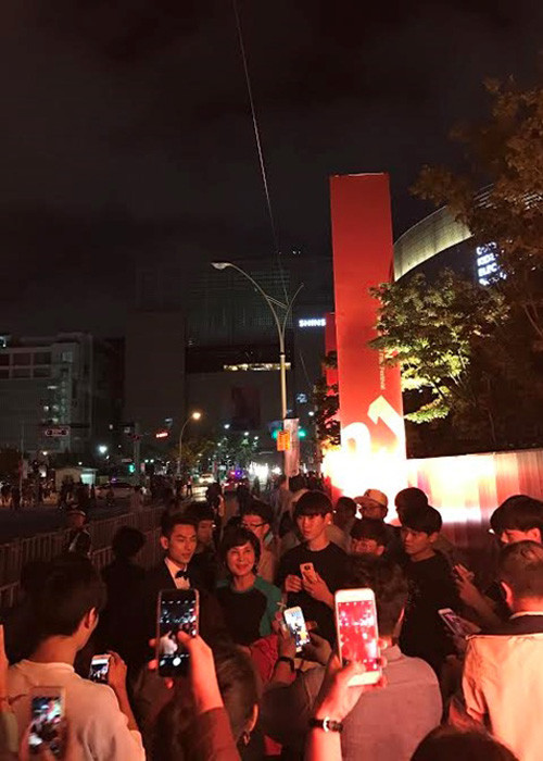 Sự xuất hiện của Isaac tại sự kiện thu hút sự chú ý của khán giả. Đông đảo fans đã vây kín cựu thành viên nhóm 365 để xin chụp hình và chữ ký. (Ảnh: Dân Việt)