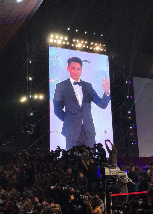 Trên thảm đỏ, nam ca sĩ thu hút truyền thông với phong thái tự tin bên cạnh nhiều ngôi sao hạng A của Hàn Quốc. (Ảnh: FBNV)