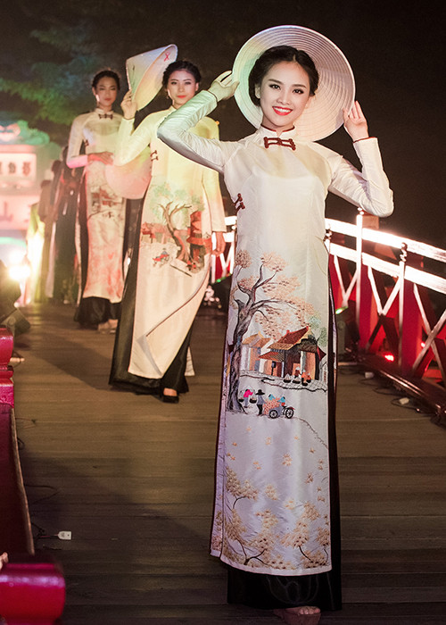 Tố Như lọt vào mắt xanh của NTK Lan Hương nhờ sở hữu gương mặt khả ái, thần thái cuốn hút và vóc dáng gợi cảm. 