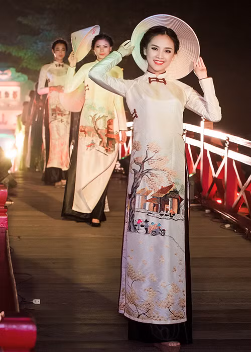 Tố Như lọt vào mắt xanh của NTK Lan Hương nhờ sở hữu gương mặt khả ái, thần thái cuốn hút và vóc dáng gợi cảm. 