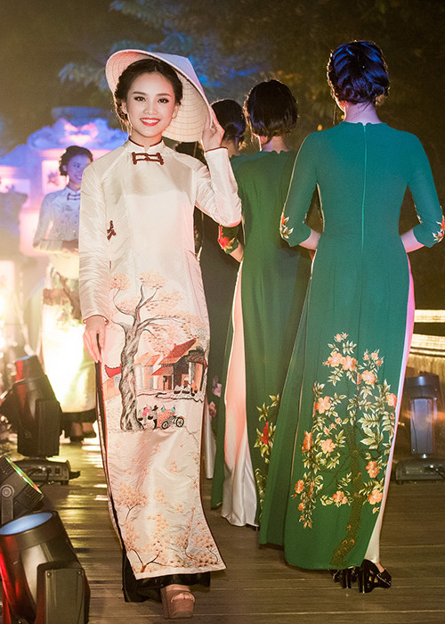 Người đẹp sinh năm 1997 đã truyền tải đầy đủ thần thái, tư tưởng mà nghệ nhân áo dài Lan Hương gửi gắm trong mỗi thiết kế. 