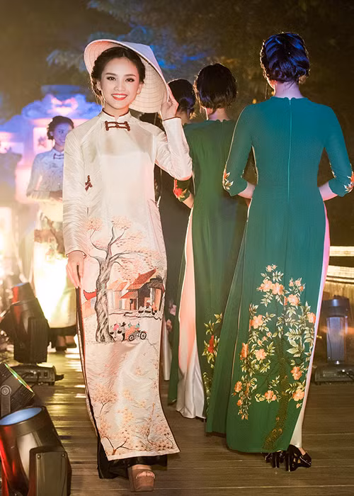 Người đẹp sinh năm 1997 đã truyền tải đầy đủ thần thái, tư tưởng mà nghệ nhân áo dài Lan Hương gửi gắm trong mỗi thiết kế. 