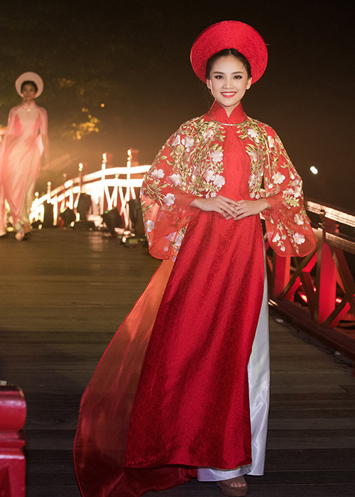 Đảm nhận vai trò vedette của cả 3 bộ sưu tập này là Tố Như - người đẹp từng lọt top 10 cuộc thi Hoa hậu Việt Nam 2016. 