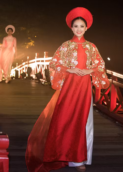 Đảm nhận vai trò vedette của cả 3 bộ sưu tập này là Tố Như - người đẹp từng lọt top 10 cuộc thi Hoa hậu Việt Nam 2016. 