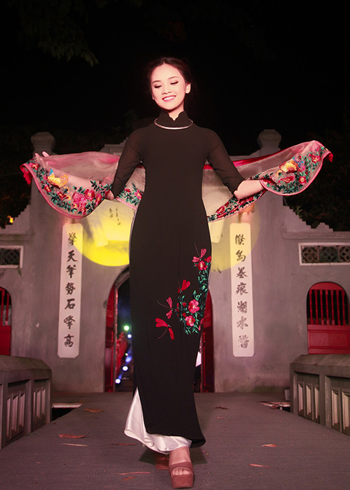 Nàng thơ mới của nghệ nhân áo dài nổi tiếng kỹ tính và cầu toàn hiện đang là sinh viên Đại học Kinh tế Quốc dân. 