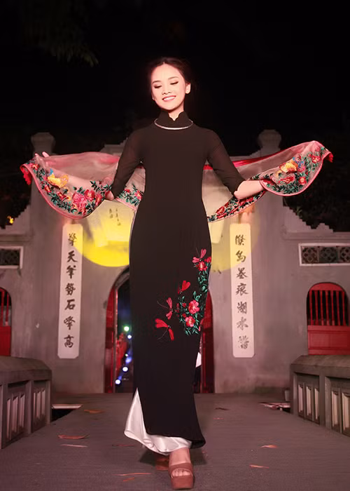 Nàng thơ mới của nghệ nhân áo dài nổi tiếng kỹ tính và cầu toàn hiện đang là sinh viên Đại học Kinh tế Quốc dân. 