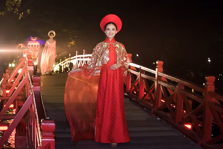 NTK Lan Hương vừa giới thiệu 3 bộ sưu tập áo dài của mình trong chương trình “Hương sắc tháng mười” do Sở Văn hóa - Thể thao Thành phố Hà Nội tổ chức nhân kỷ niệm 62 năm ngày Giải phóng Thủ đô. 