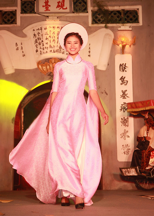 Một số người đẹp bước ra từ cuộc thi Hoa hậu Việt Nam 2016 cũng tham gia chương trình gồm có Đào Thị Hà (trong ảnh) và Phạm Thủy Tiên. 