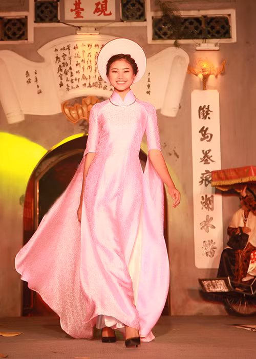 Một số người đẹp bước ra từ cuộc thi Hoa hậu Việt Nam 2016 cũng tham gia chương trình gồm có Đào Thị Hà (trong ảnh) và Phạm Thủy Tiên. 