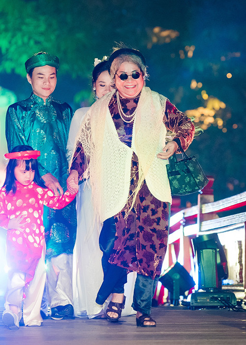 Gương mặt vô cùng thân quen với khán giả thủ đô xuất hiện trong chương trình với vai trò của “bà mối” trong đám cưới xưa. 