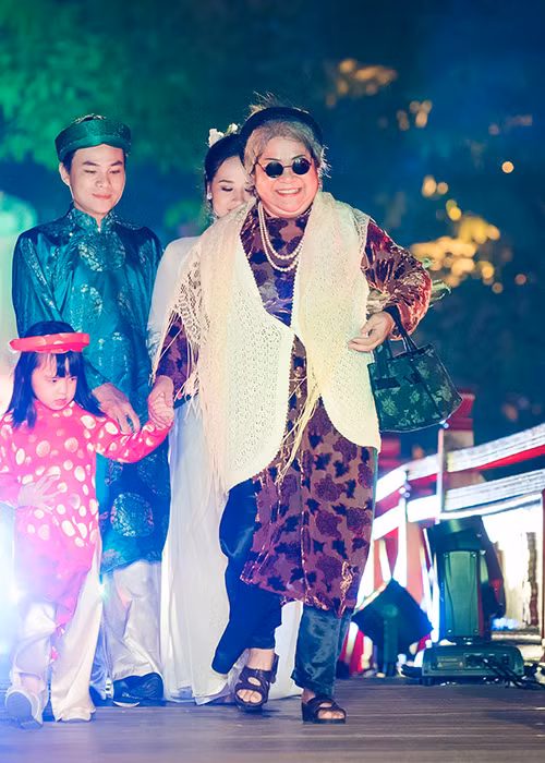 Gương mặt vô cùng thân quen với khán giả thủ đô xuất hiện trong chương trình với vai trò của “bà mối” trong đám cưới xưa. 