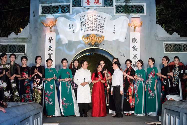 Nghệ nhân áo dài Lan Hương đã có một đêm diễn giới thiệu ba bộ sưu tập thành công.