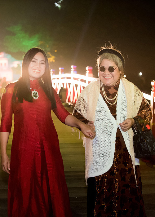 Nghệ sĩ Minh Vượng cũng tham gia trình diễn áo dài của NTK Lan Hương. 