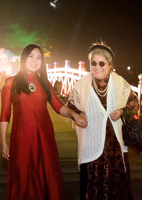 Nghệ sĩ Minh Vượng cũng tham gia trình diễn áo dài của NTK Lan Hương. 