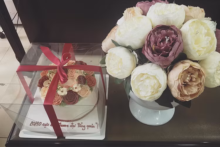 Dương Hoàng Yến tâm sự: “20/10 sớm của tôi. Cũng biết "hạ hỏa" cô đúng lúc cô đang "tăng xông" trong giờ học đấy! Cám ơn các bạn nhé! Yêu tất cả”. 