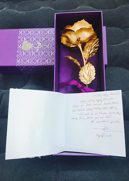 Top 11 cuộc thi Hoa hậu Thế giới 2015 Lan Khuê cũng khoe quà Ngày Phụ nữ Việt Nam 20/10. Đó là bông hoa hồng vàng kèm tấm thiệp chúc mừng của người tặng. 