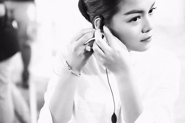 “Ngày 20/10, chúng ta có thể ngập tràn hạnh phúc hay vẫn còn chất chứa những tâm sự. Mong rằng món quà này có thể ở bên cạnh bạn, chia sẻ những khi bạn cần”, Quỳnh Anh viết. 