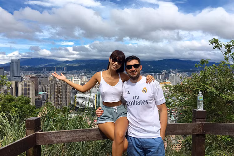 Mới nhất, cô khoe hình ảnh cùng chồng ăn sáng giản đơn nhưng đầy tình yêu thương sau đó đi xem bảo tàng và đi dạo.