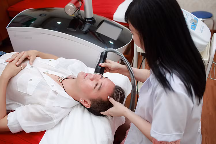 Dam Vinh Hung cham soc dung nhan truoc liveshow 12 ty-Hinh-2