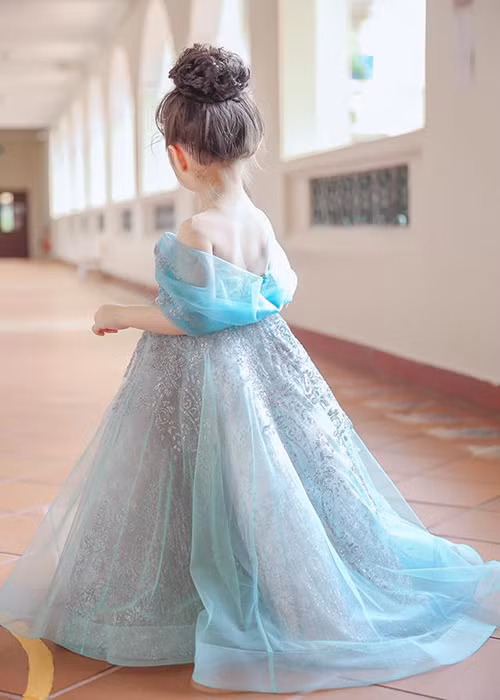 Ngoài gương mặt lai Tây đáng yêu, đôi môi hồng chúm chím, thiên thần nhỏ của Elly Trần còn sở hữu làn da trắng.