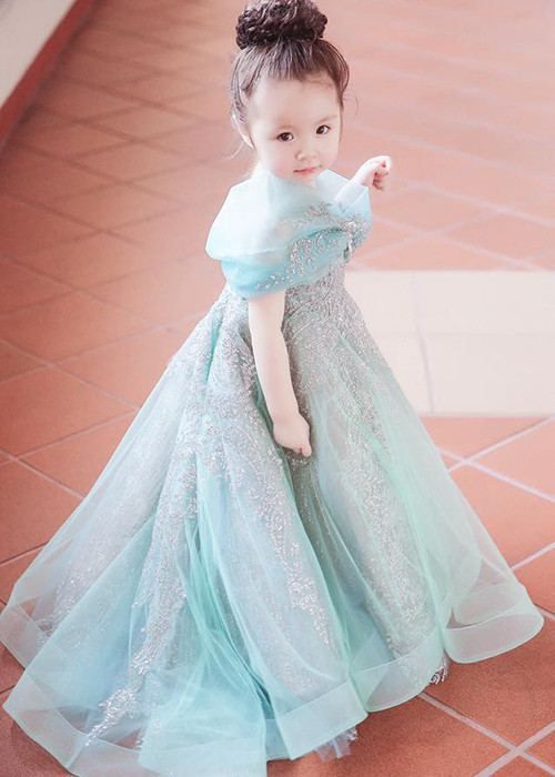 Bé Mộc Trà được người mẹ xinh đẹp cho ăn diện như công chúa với bộ váy gam màu xanh nhẹ nhàng.