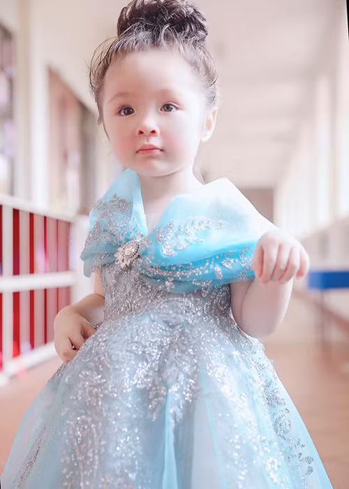 Bộ ảnh của bé Mộc Trà do Elly Trần đăng tải nhận được nhiều lượt thích và chia sẻ.