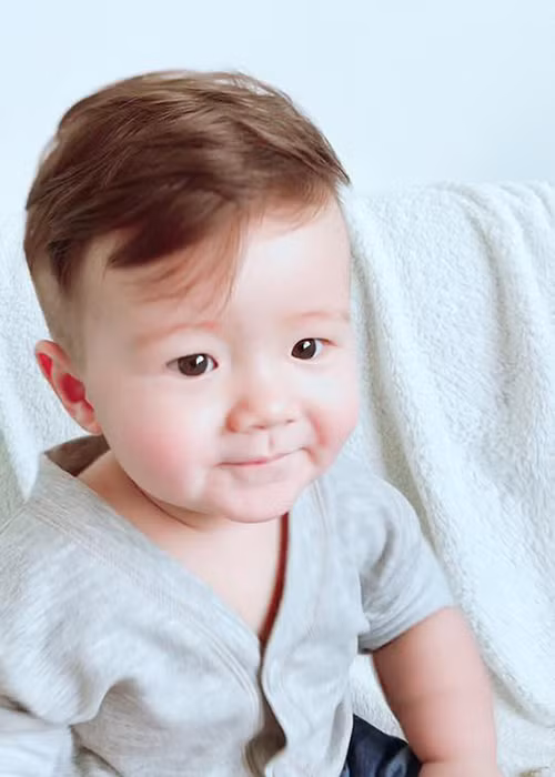 Bé Túc Mạch là cậu con trai chào đời tháng 11/2015 của nữ diễn viên phim “Khát vọng thượng lưu”.