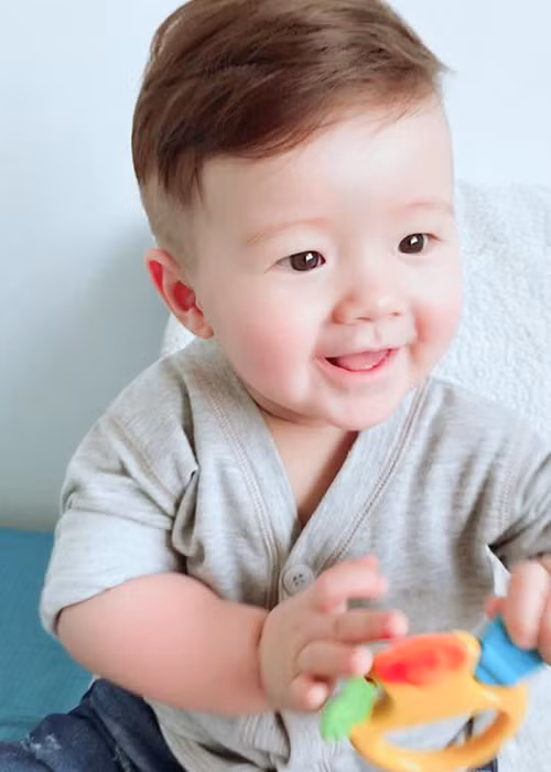 Cậu nhóc cũng sở hữu vẻ ngoài lai Tây giống Mộc Trà và nhận được sự quan tâm đặc biệt của cư dân mạng.