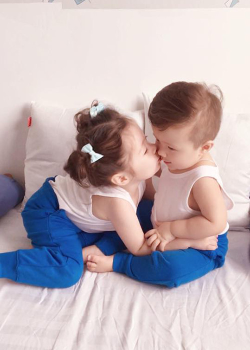 Dù chỉ mới được hơn 2 tuổi nhưng con gái Elly Trần đã ra dáng một người chị luôn yêu thương cậu em trai Túc Mạch.