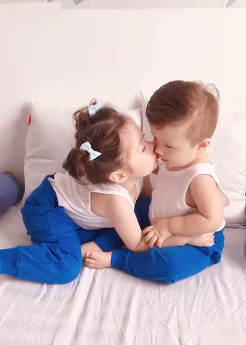 Dù chỉ mới được hơn 2 tuổi nhưng con gái Elly Trần đã ra dáng một người chị luôn yêu thương cậu em trai Túc Mạch.