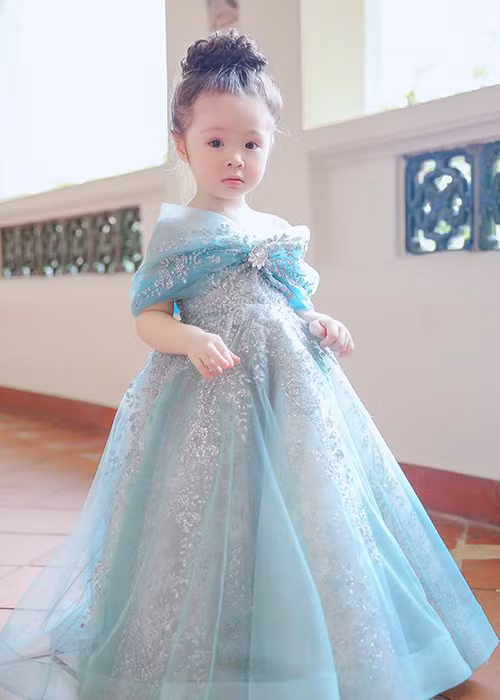 Không ít cư dân mạng khen ngợi vẻ ngây thơ và dễ thương của con gái Elly Trần trong tạo hình mới.