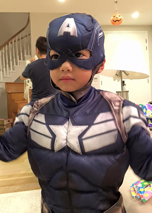 Bé Subeo của nhà ca sĩ Hồ Ngọc Hà - Cường đô-la cũng vui vẻ đóng siêu anh hùng Captain America vào dịp Halloween. (Ảnh: Facebook Cường đô-la)