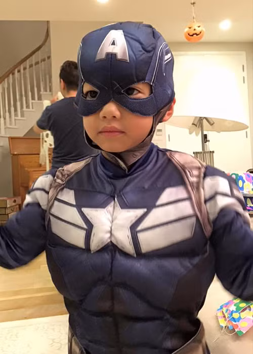 Bé Subeo của nhà ca sĩ Hồ Ngọc Hà - Cường đô-la cũng vui vẻ đóng siêu anh hùng Captain America vào dịp Halloween. (Ảnh: Facebook Cường đô-la)