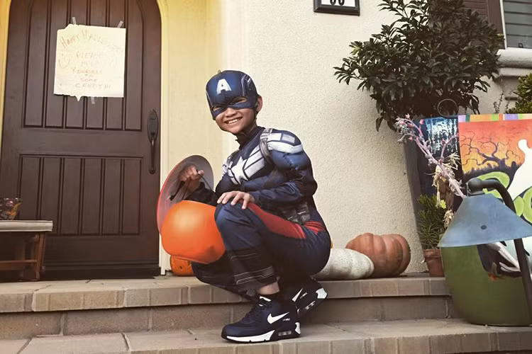 Quý tử nhà Kim Hiền đã chọn siêu anh hùng Captain America để hóa thân. (Ảnh: Facebook Kim Hiền)