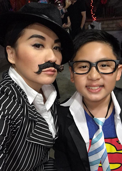 Trong khi đó, cậu con trai thứ hai nhà Trizzie Phương Trinh tên Colin ăn diện như nhân vật siêu nhân. (Ảnh: Facebook Trizzie Phương Trinh)