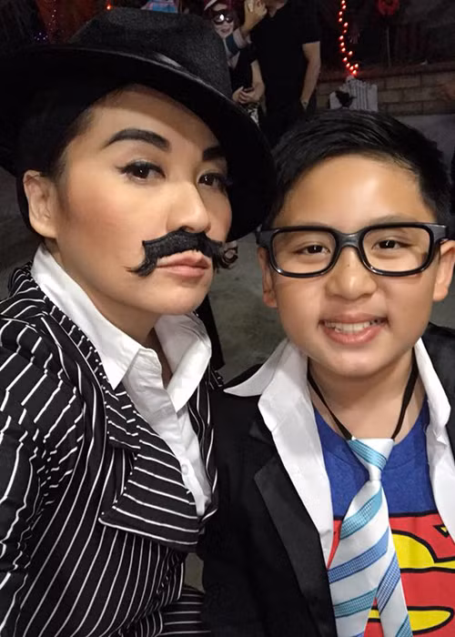 Trong khi đó, cậu con trai thứ hai nhà Trizzie Phương Trinh tên Colin ăn diện như nhân vật siêu nhân. (Ảnh: Facebook Trizzie Phương Trinh)